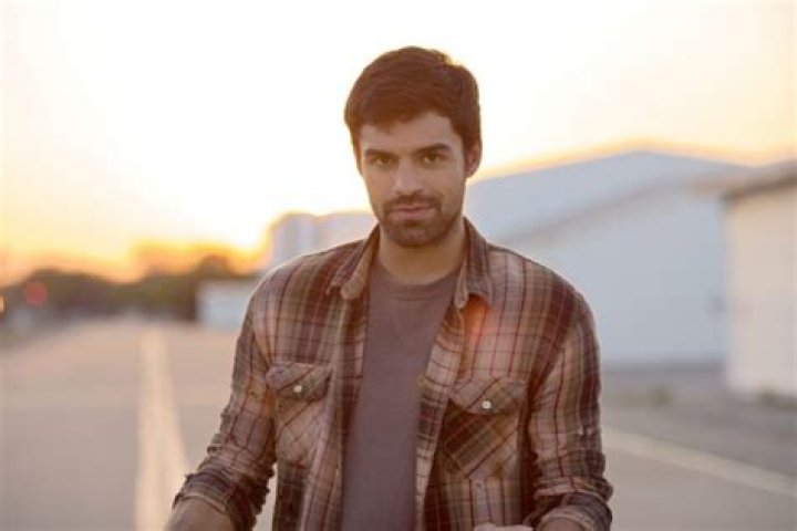Sean Teale (Reign) Wiki Bio, ethnicity, wife, body, net worth. Is he gay?